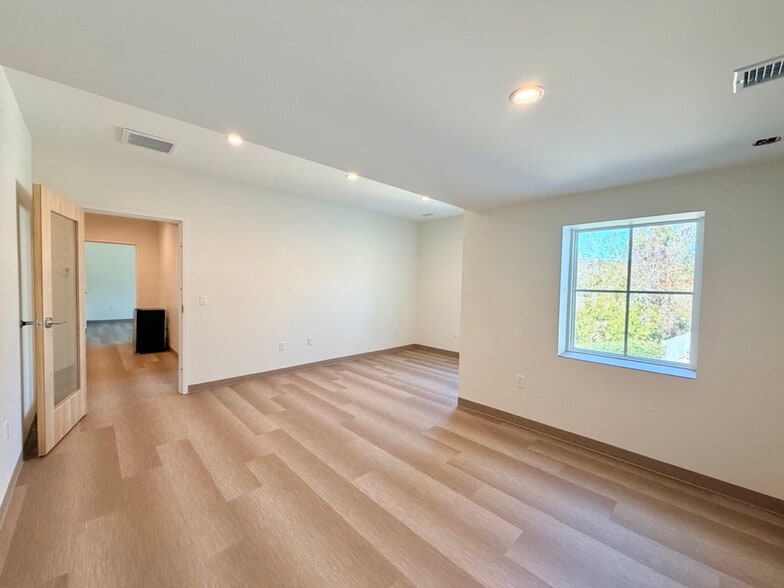 More Photos Of 814 Johnnie Dodds Blvd, Mount Pleasant Medical For Lease