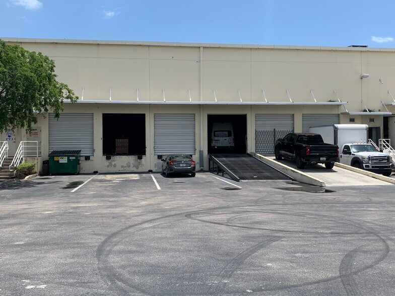 More Photos Of 10811-11199 NW 122nd St, Medley Warehouse For Lease