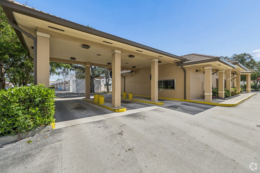 More Photos Of 5991 Anglers Ave, Fort Lauderdale Bank For Lease