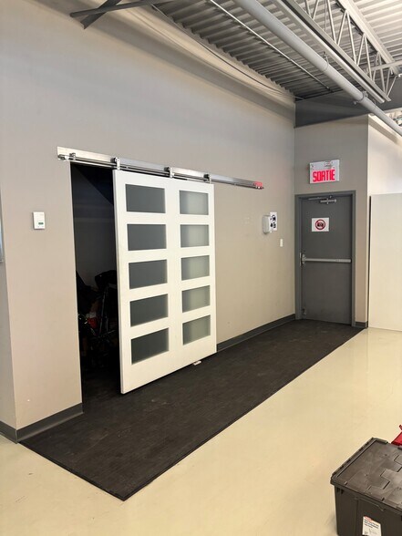 More Photos Of 1995 55E Av, Dorval Office For Lease