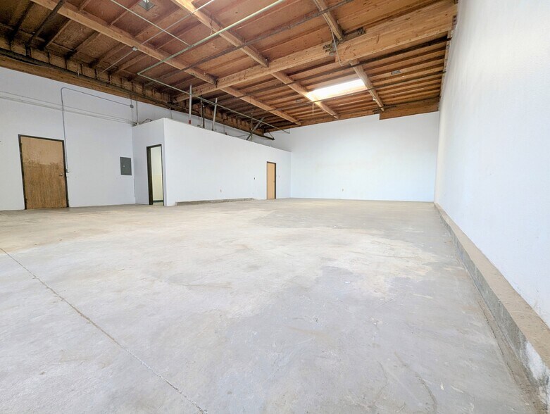 More Photos Of 601 Del Norte Blvd, Oxnard Warehouse For Lease