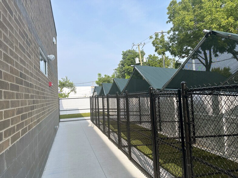 More Photos Of 6335 15 Mile Rd, Sterling Heights Freestanding For Sale