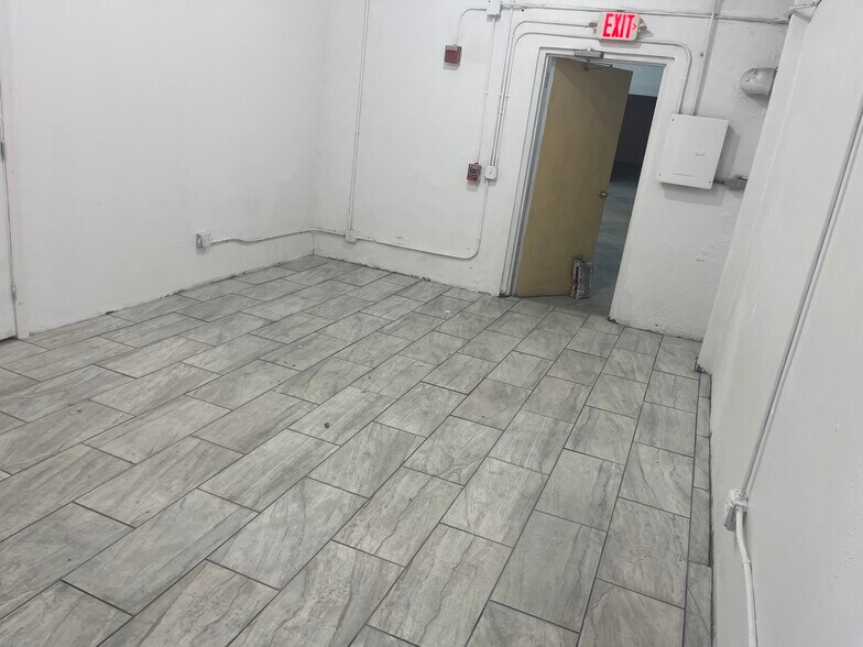 More Photos Of 760 W 28th St, Hialeah Warehouse For Lease