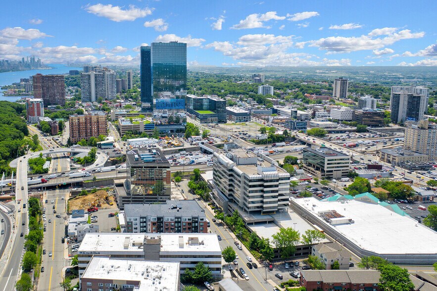 More Photos Of 1 Bridge Plz N, Fort Lee Office For Lease