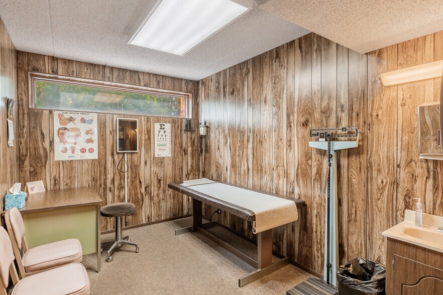 More Photos Of 5601 Victoria Dr, Oak Forest Office For Sale