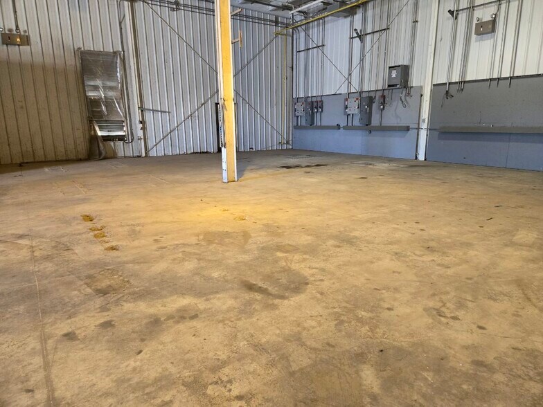 More Photos Of 1340 Valley Industrial Blvd, Valley Distribution For Lease