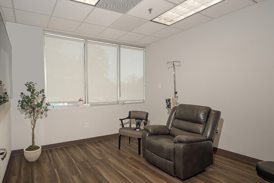 More Photos Of 114 Vision Park Blvd, Shenandoah Office For Sale