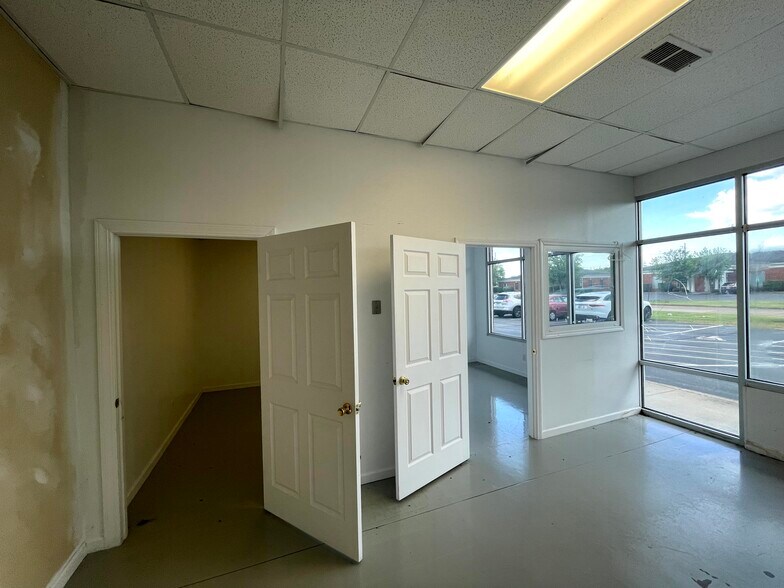 More Photos Of 2018 Maxwell Ave, Evansville Storefront For Sale