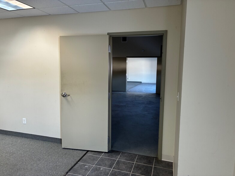 More Photos Of 160 S Turnpike Rd, Wallingford Light Distribution For Lease