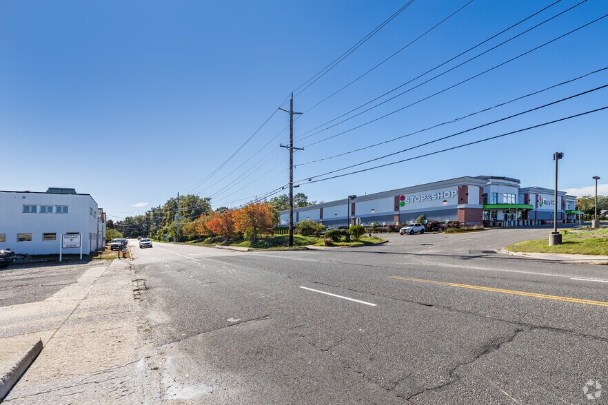 More Photos Of 1615 Old Country Rd, Riverhead Freestanding For Lease
