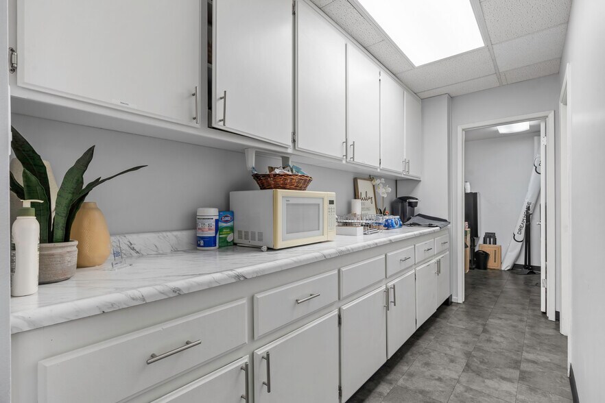 More Photos Of 4600 W American Ave, Bakersfield Office For Sale