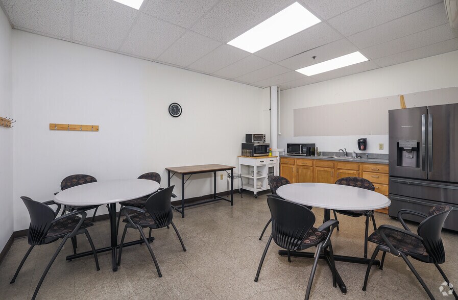 More Photos Of 300 Jubilee Dr, Peabody Manufacturing For Lease