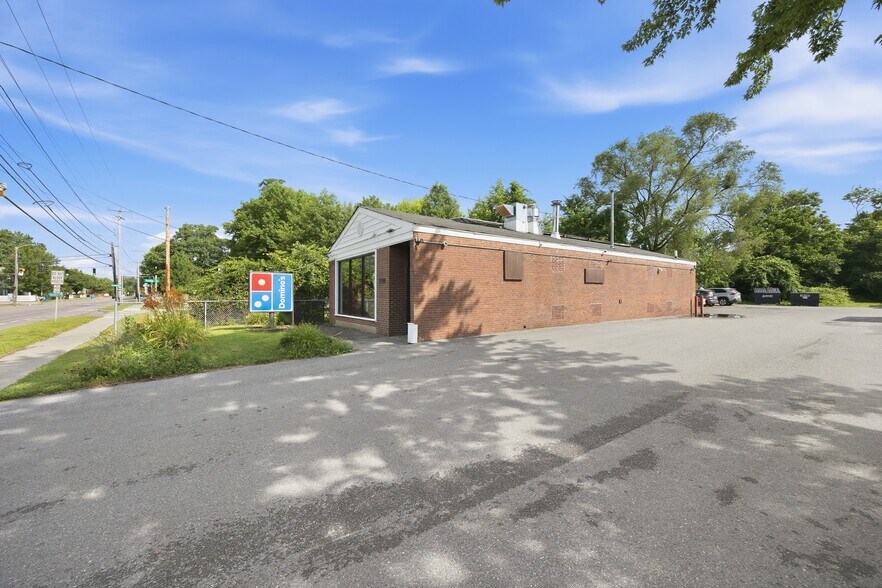 More Photos Of 1548 North Ave, Burlington General Retail For Sale