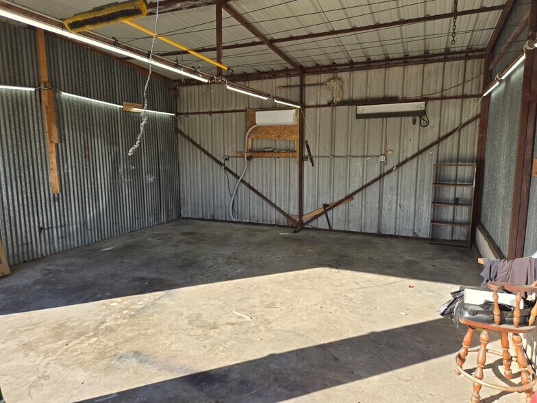 More Photos Of 400 Raymond St, Farmersville Self Storage For Lease
