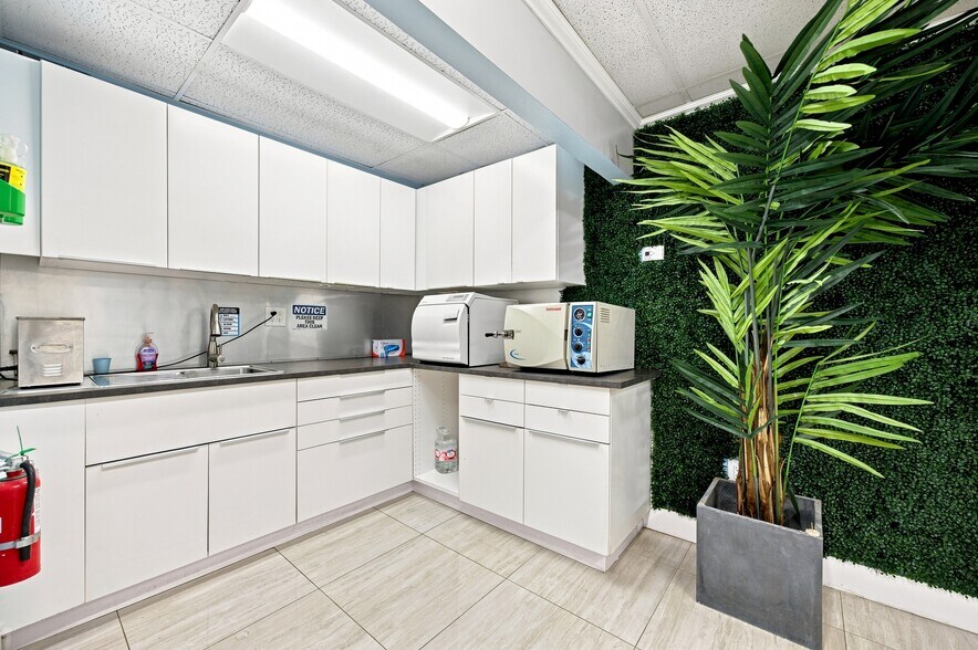 More Photos Of 610-618 NE 124th St, North Miami Office For Sale