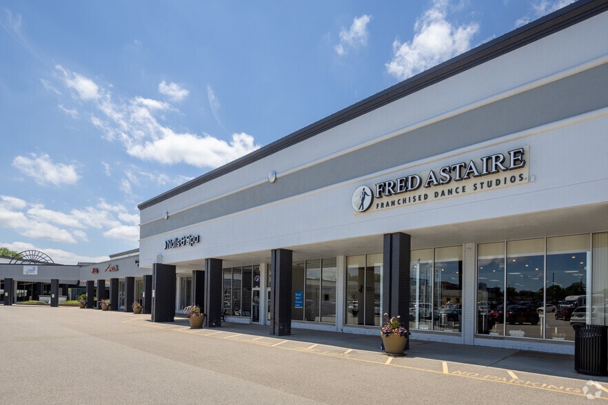 More Photos Of 4125-4193 Dundee Rd, Northbrook Storefront For Lease