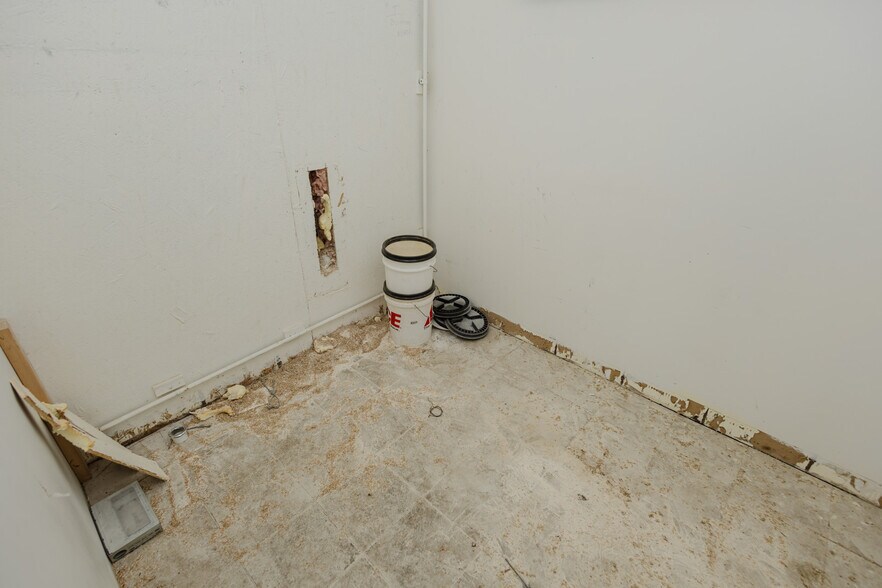 More Photos Of 830 N Kansas Ave, Topeka Bar For Sale