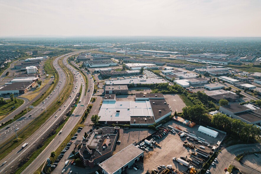 More Photos Of 3695 Aut des Laurentides (A-15) Desste E, Laval Manufacturing For Lease