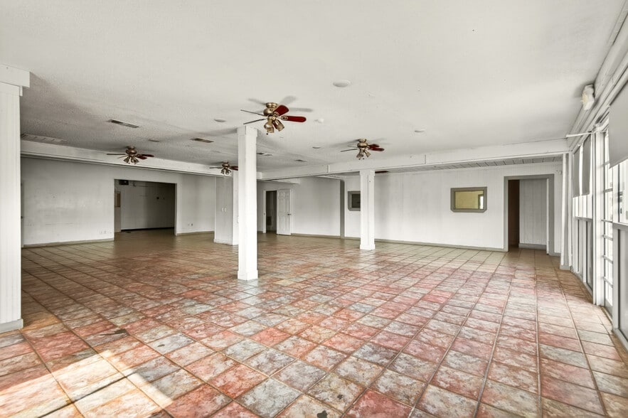More Photos Of 815 E Moore Ave, Terrell Storefront Retail Office For Sale