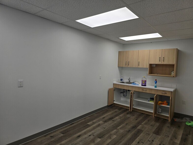 More Photos Of 80 Adelaide St N, London Auto Repair For Lease