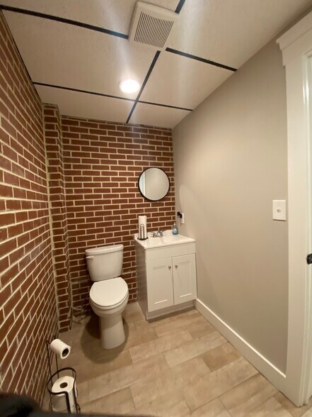 More Photos Of 1173 N Main St, Vidor Office For Lease