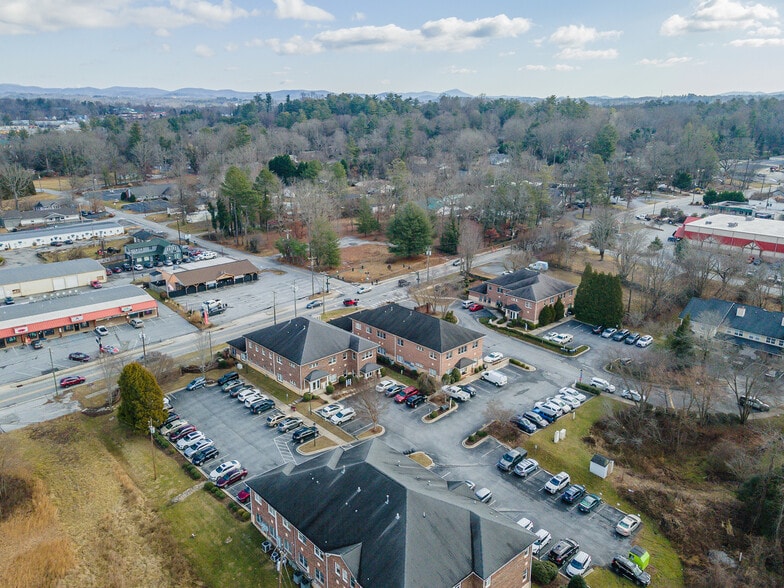 More Photos Of 110 Chadwick Square Ct, Hendersonville Medical For Sale