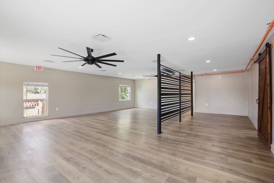 More Photos Of 10830 Navajo Dr, Saint Petersburg Showroom For Sale
