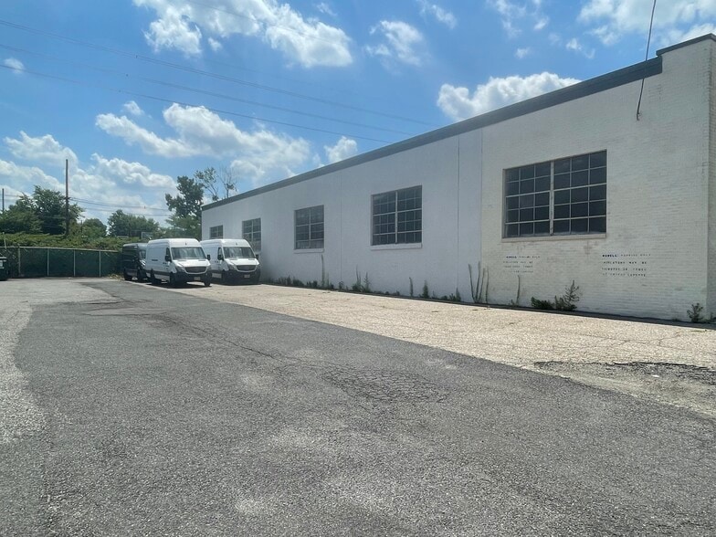 More Photos Of 300 Cox St, Roselle Manufacturing For Sale