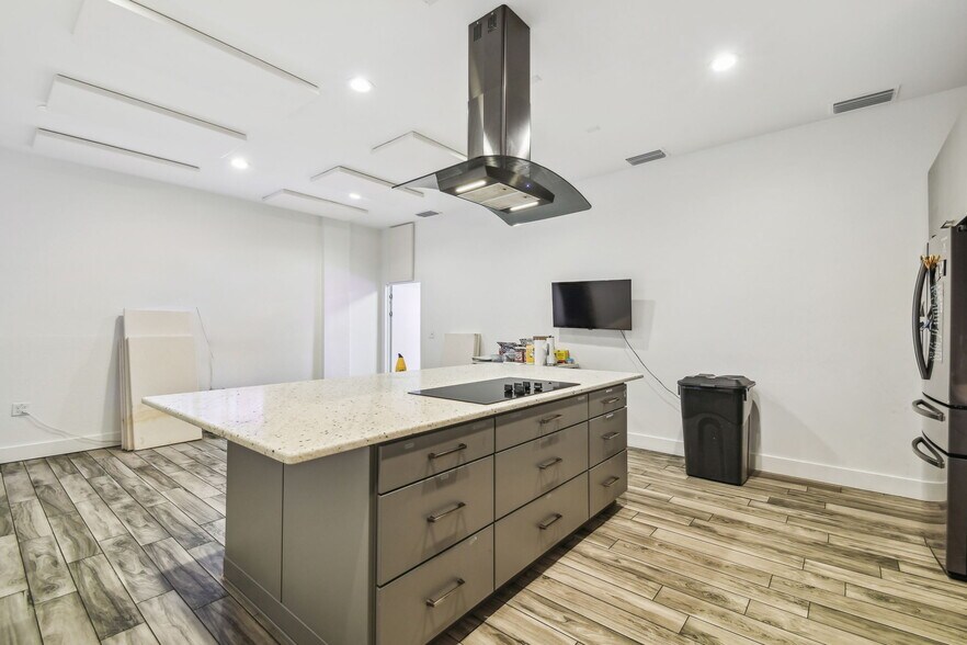 More Photos Of 14915 N Nebraska Ave, Tampa Showroom For Sale