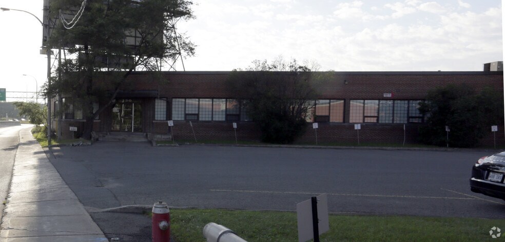 More Photos Of 150 Boul Marcel-Laurin, Montréal Warehouse For Sale