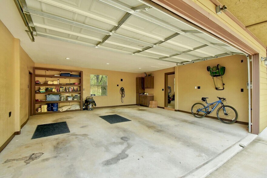 More Photos Of 21201 Kathy Ln, Spicewood Loft Creative Space For Sale