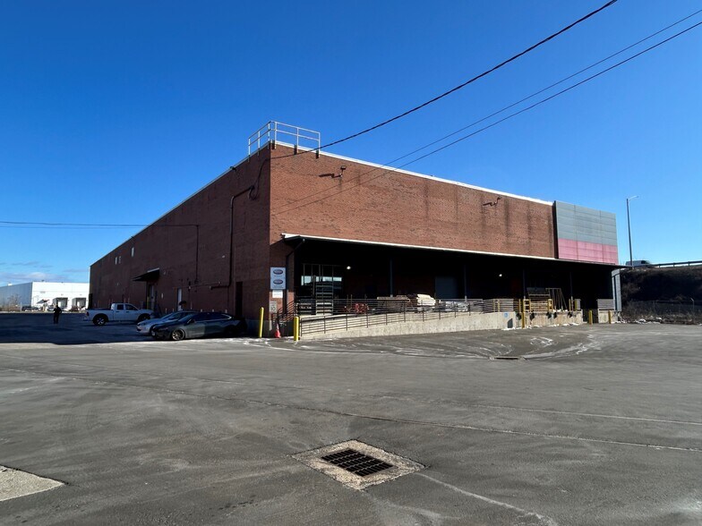 More Photos Of 120 Moffitt St, Stratford Warehouse For Lease
