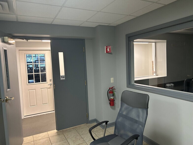 More Photos Of 70 Ridge Rd, Ontario Showroom For Lease