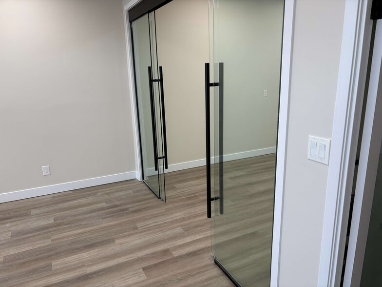 More Photos Of 90 Esna Park Dr, Markham Service For Lease