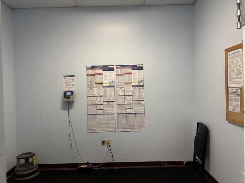 More Photos Of 1402 Hawthorne St, Bastrop Manufacturing For Lease