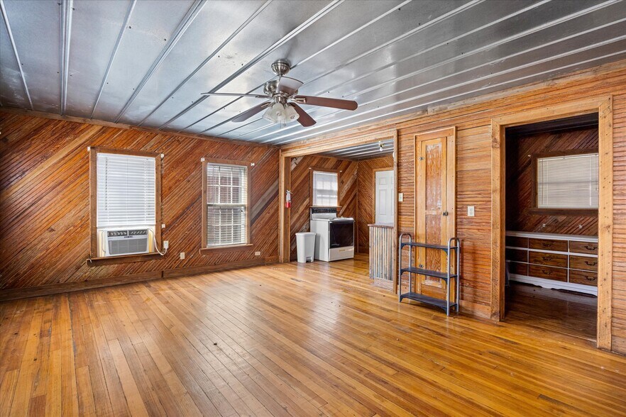 More Photos Of 301 NE Barnard St, Glen Rose Office For Sale