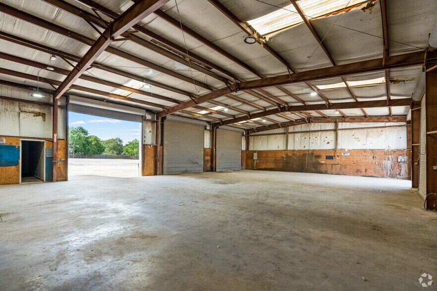 More Photos Of 421 Compton Ave, Irving Warehouse For Lease
