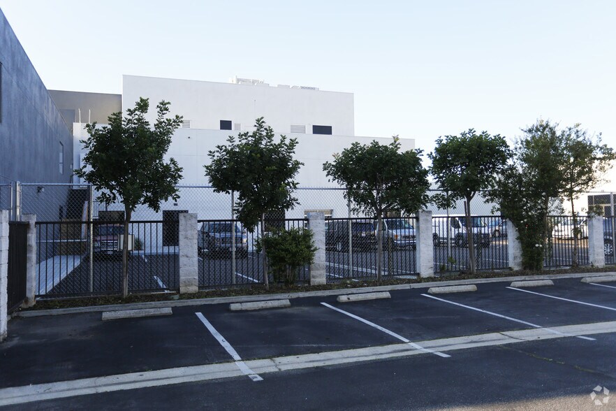 More Photos Of 1011 Grandview Ave, Glendale Unknown For Lease