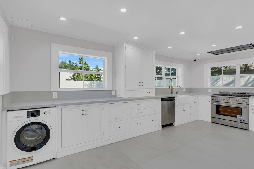 More Photos Of 563 NE 67th St, Miami Medical For Lease