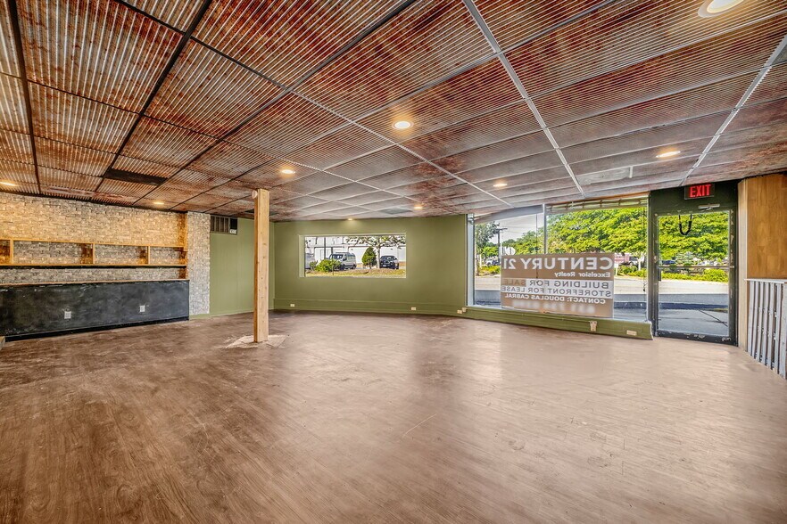 More Photos Of 10200 Main Rd, Mattituck Medical For Lease