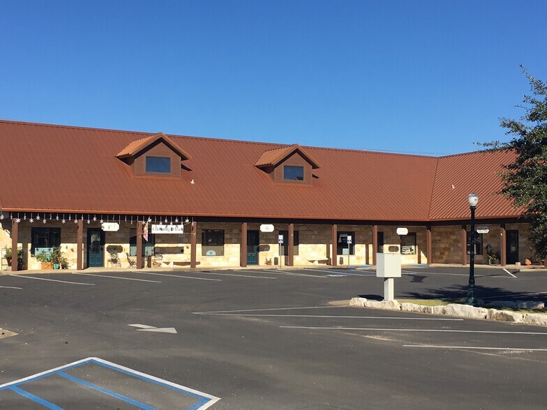 More Photos Of 560 N Main St, Salado Unknown For Lease