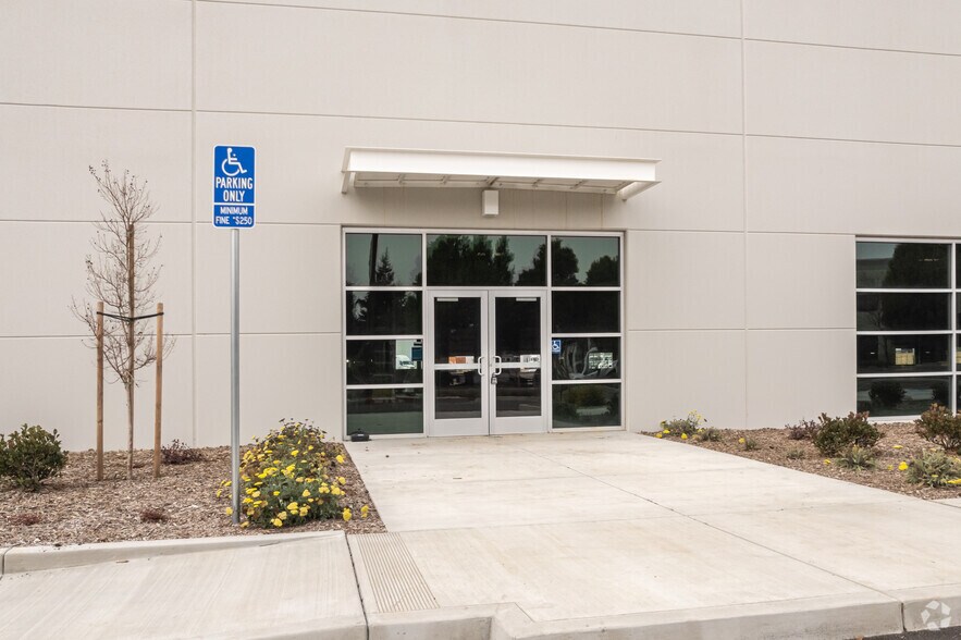 More Photos Of 4700 Business Center Dr, Fairfield Warehouse For Lease