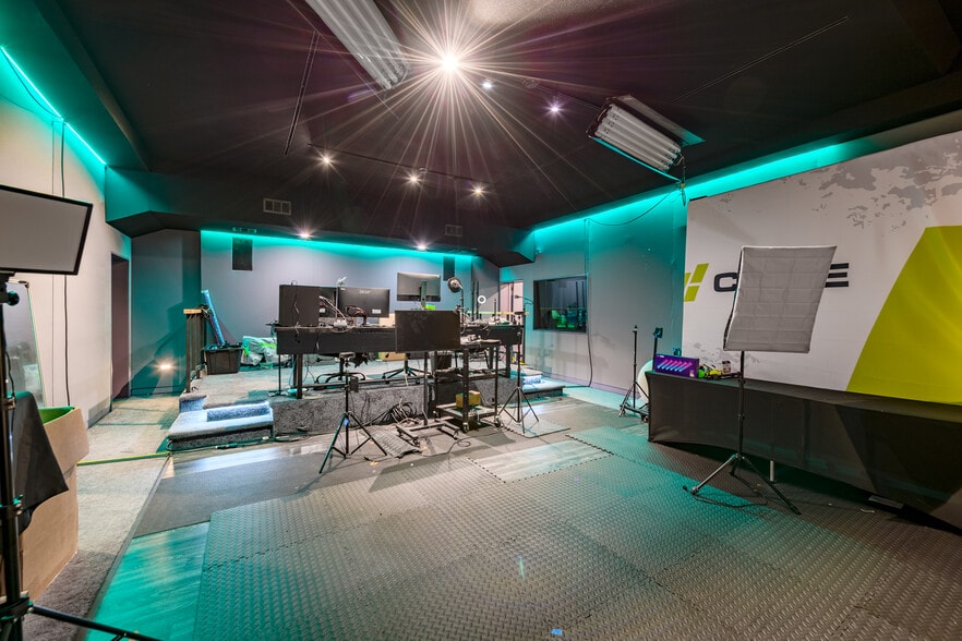 More Photos Of 6860 Lexington Ave, Los Angeles Loft Creative Space For Sale