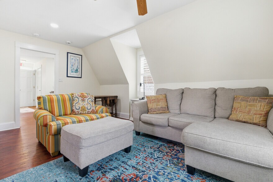 More Photos Of 119 N Davis St, Southport Hospitality For Sale