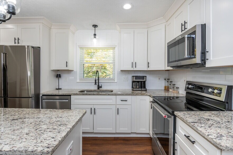 More Photos Of 4270 S Main St, Acworth Office For Sale