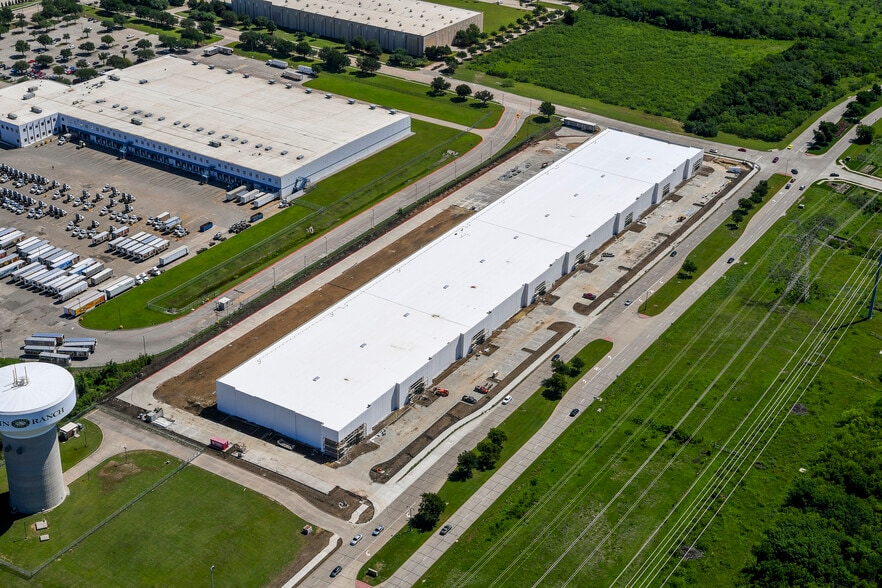 More Photos Of 5551 Windhaven Pky, Lewisville Distribution For Lease