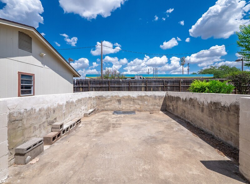 More Photos Of 1702 Lone Oak Dr, Leander Flex For Sale