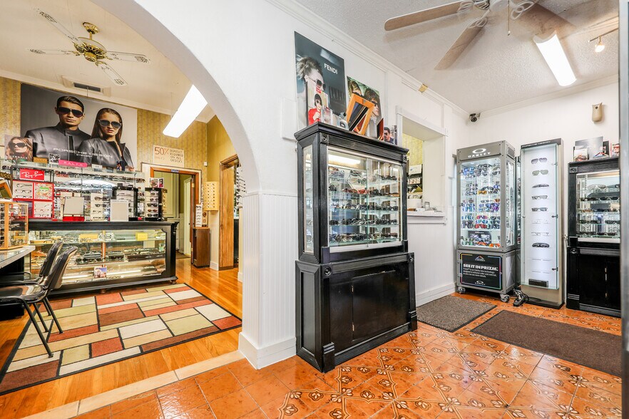 More Photos Of 1019 San Bernardo Ave, Laredo Office For Sale