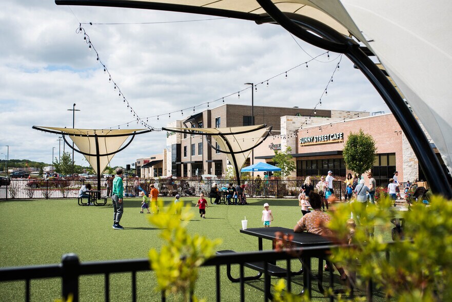 More Photos Of 210-337 Shops Blvd, Willow Park General Retail For Lease