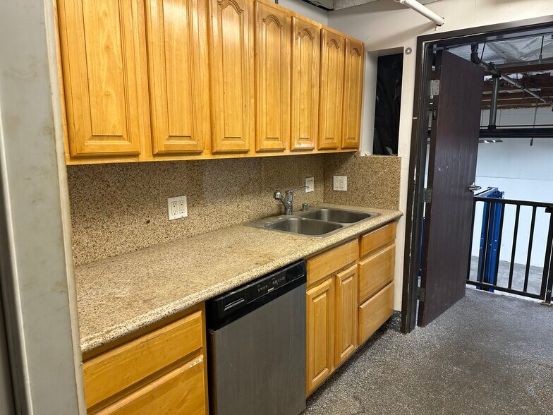 More Photos Of 8000 Wheatland Ave, Sun Valley Manufacturing For Lease